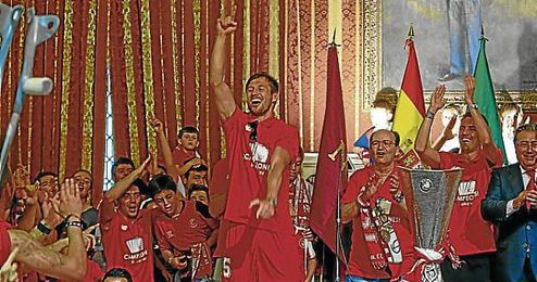 Krychowiak celebró como un sevillista de cuna la cuarta Europa League en el Salón Colón del Ayuntamiento. Krychowiak celebró como un sevillista de cuna la cuarta Europa League en el Salón Colón del Ayuntamiento.