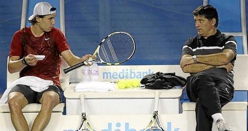 Rafa Nadal conversa con tío Toni durante un entrenamiento. Rafa Nadal conversa con tío Toni durante un entrenamiento.