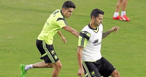Bartra persigue al sevillista Vitolo en un entrenamiento de España Bartra persigue al sevillista Vitolo en un entrenamiento de España