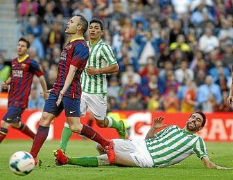 Iniesta y Jordi Figueras, en el último Barcelona Betis de la 13/14. Iniesta y Jordi Figueras, en el último Barcelona Betis de la 13/14.