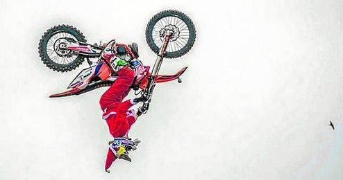 Dany Torres ejecutando un salto vestido de Papá Noel. Dany Torres ejecutando un salto vestido de Papá Noel.