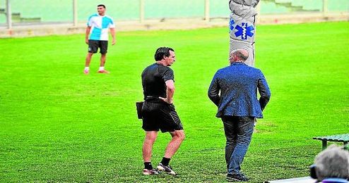 Emery, como cualquier entrenador, quiere contar con los fichajes invernales lo antes posible. Emery, como cualquier entrenador, quiere contar con los fichajes invernales lo antes posible.