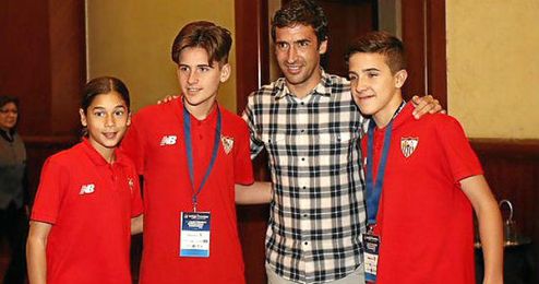 Los jugadores sevillistas se fotografian con Raúl González, invitado a la cena de anoche. Los jugadores sevillistas se fotografian con Raúl González, invitado a la cena de anoche.