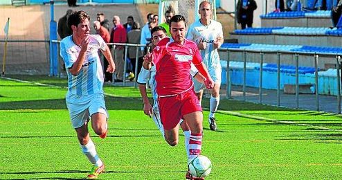 Moyita (derecha) conduce el esférico en un partido con el Osuna el pasado año. Moyita (derecha) conduce el esférico en un partido con el Osuna el pasado año.
