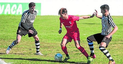 Paquito (centro) conduce el balón ante el Mairena; será baja esta jornada por sanción. Paquito (centro) conduce el balón ante el Mairena; será baja esta jornada por sanción.