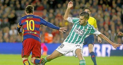 Ceballos en un lance ante Leo Messi. Ceballos en un lance ante Leo Messi.