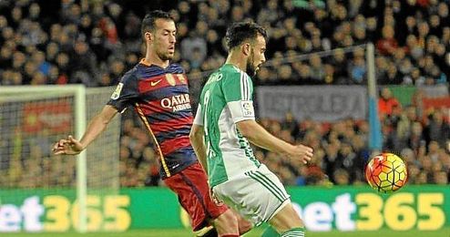 Busquets y Molinero, en un lance del Barcelona-Betis. Busquets y Molinero, en un lance del Barcelona-Betis.