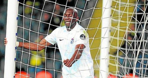 Stéphane M´Bia podría abandonar el Trabzonspor por problemas en el cobro. Stéphane M´Bia podría abandonar el Trabzonspor por problemas en el cobro.