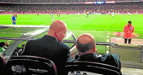 Pepe Mel y Roberto Ríos vieron la goleada en la grada. Pepe Mel y Roberto Ríos vieron la goleada en la grada.