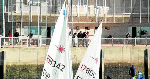 Poco movimiento en la Bahía de Cádiz por la falta de viento. Poco movimiento en la Bahía de Cádiz por la falta de viento.