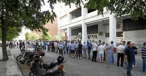 Colas en las taquillas del Pizjuán para sacar una entrada. Colas en las taquillas del Pizjuán para sacar una entrada.