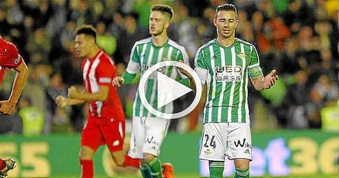 Rubén Castro se lamenta tras fallar el penalti en la ida del derbi copero. Rubén Castro se lamenta tras fallar el penalti en la ida del derbi copero.