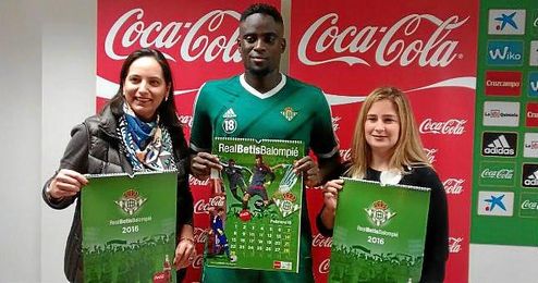 N´Diaye posa con el calendario Coca Cola 2016. N´Diaye posa con el calendario Coca Cola 2016.