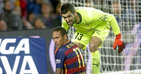 Riesgo recrimina una acción a Neymar en un partido de esta temporada Riesgo recrimina una acción a Neymar en un partido de esta temporada