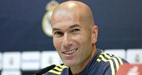 Zizou en sala de prensa. Zizou en sala de prensa.