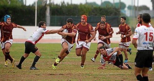 Imagen de un lance de juego entre el Helvetia y el Almería. Imagen de un lance de juego entre el Helvetia y el Almería.