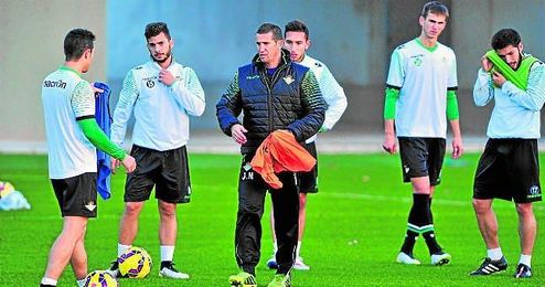 En la imagen, Juan Merino dirigiendo un entrenamiento. En la imagen, Juan Merino dirigiendo un entrenamiento.