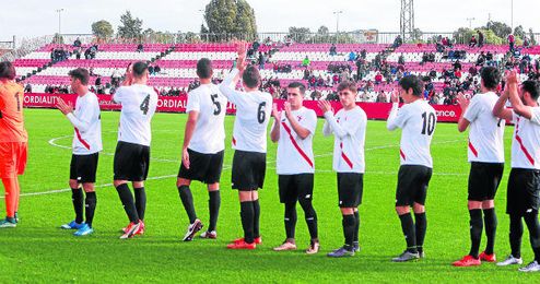 Los jugadores del Sevilla Atlético saludan a sus aficionados en un partido en casa Los jugadores del Sevilla Atlético saludan a sus aficionados en un partido en casa