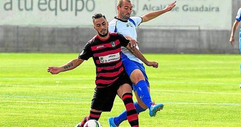 El rojinegro Alberto Vega, ya exjugador del Gerena, pugna con el medio alcalareño Jorge Vázquez. El rojinegro Alberto Vega, ya exjugador del Gerena, pugna con el medio alcalareño Jorge Vázquez.