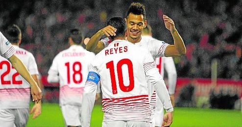 Kolodziejczak se rinde ante Reyes, tras hacer éste el 1-0. Kolodziejczak se rinde ante Reyes, tras hacer éste el 1-0.