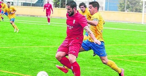 El capitán de la Rociera David Antón presiona a Sergio Iglesias (Antoniano) en un encuentro de esta Liga. El capitán de la Rociera David Antón presiona a Sergio Iglesias (Antoniano) en un encuentro de esta Liga.