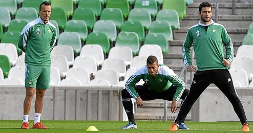 Imagen del entrenamiento de este viernes en el Benito Villamarín. Imagen del entrenamiento de este viernes en el Benito Villamarín.