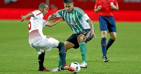 Marino, en un lance con Vargas en el derbi del Sánchez Pizjuán. Marino, en un lance con Vargas en el derbi del Sánchez Pizjuán.