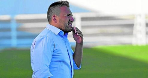 En la imagen, el técnico de la AD Cerro del Águila, Domingo Caro. En la imagen, el técnico de la AD Cerro del Águila, Domingo Caro.