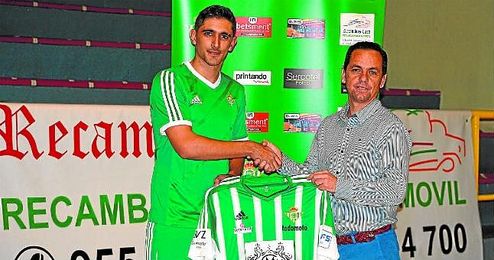 Chamorro, a la derecha, junto al recién llegado Negro, último fichaje del Real Betis FSN. Chamorro, a la derecha, junto al recién llegado Negro, último fichaje del Real Betis FSN.