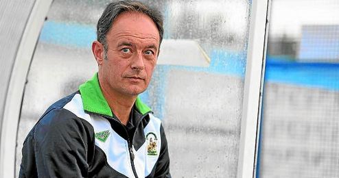 Antonio Gil, seleccionador andaluz, sentado en el banquillo del Municipal de Bellavista. Antonio Gil, seleccionador andaluz, sentado en el banquillo del Municipal de Bellavista.