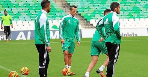 En la imagen, Kadir ejercitándose con el grupo en el Villamarín. En la imagen, Kadir ejercitándose con el grupo en el Villamarín.