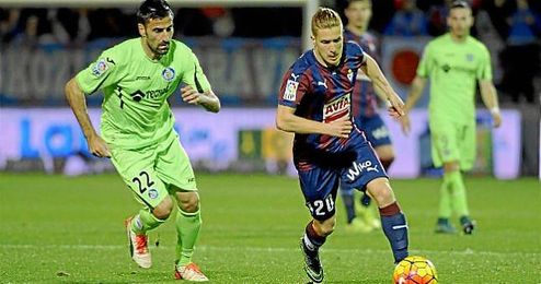 Keko conduce el balón en el Eibar-Getafe. Keko conduce el balón en el Eibar-Getafe.