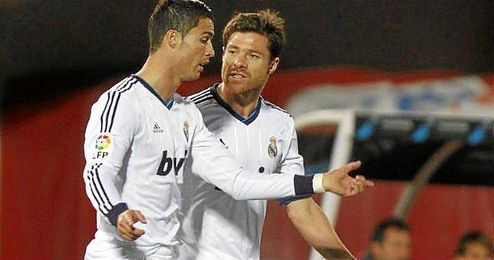 En la imagen, Xabi Alonso, en su etapa merengue, charlando con Cristiano Ronaldo. En la imagen, Xabi Alonso, en su etapa merengue, charlando con Cristiano Ronaldo.