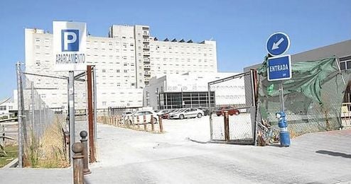 Imagen de la zona de aparcamiento del Hospital Virgen de Valme. Imagen de la zona de aparcamiento del Hospital Virgen de Valme.