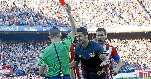 Momento en el que expulsa a Vitolo. Momento en el que expulsa a Vitolo.
