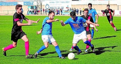 Los cañameros Mimi y Paquito disputan un balón a la Rociera. Los cañameros Mimi y Paquito disputan un balón a la Rociera.