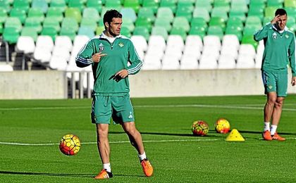 Jorge Molina, en un entrenamiento del Betis. Jorge Molina, en un entrenamiento del Betis.