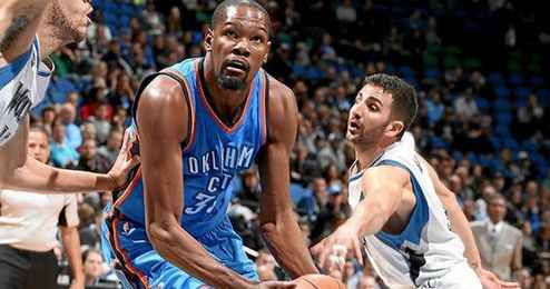 Ricky Rubio intenta frenar a Kevin Durant sin éxito. Ricky Rubio intenta frenar a Kevin Durant sin éxito.