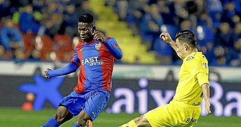 Al futbolista le quedan sólo ocho partidos para ser granota hasta junio de 2020 siempre que el Levante ejecute la opción de compra, de 900.000 euros. Al futbolista le quedan sólo ocho partidos para ser granota hasta junio de 2020 siempre que el Levante ejecute la opción de compra, de 900.000 euros.