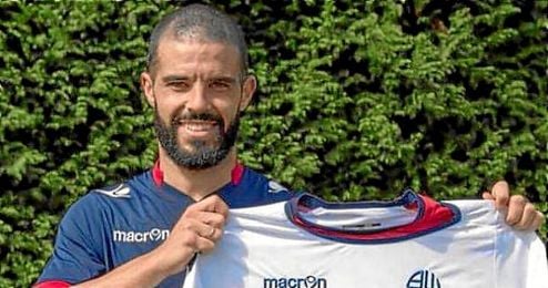 En la imagen, Jose Manuel Casado posando con la camiseta del Bolton. En la imagen, Jose Manuel Casado posando con la camiseta del Bolton.