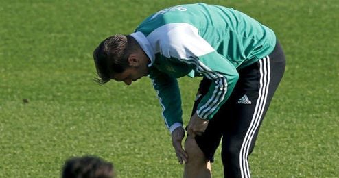 Joaquín Sánchez se examina la rodilla durante una sesión de entrenamientos de esta temporada. Joaquín Sánchez se examina la rodilla durante una sesión de entrenamientos de esta temporada.
