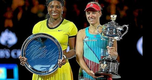 Serena y Kerber posan con sus trofeos del Abierto de Australia. Serena y Kerber posan con sus trofeos del Abierto de Australia.