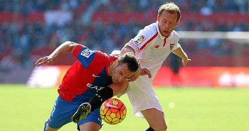 Krohn-Dehli, en un lance del partido ante el Levante. Krohn-Dehli, en un lance del partido ante el Levante.