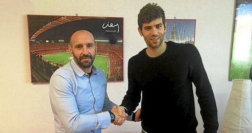 Fazio posa junto a Monchi tras firmar su nuevo contrato con el Sevilla. Fazio posa junto a Monchi tras firmar su nuevo contrato con el Sevilla.