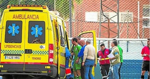 En la imagen, Miguel Peña la campaña pasada en Castilleja, retirándose por un golpe en la cabeza. En la imagen, Miguel Peña la campaña pasada en Castilleja, retirándose por un golpe en la cabeza.