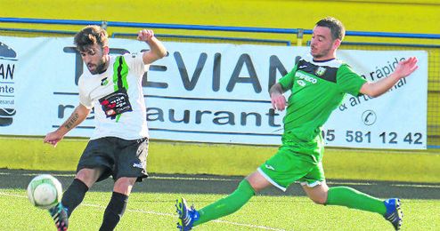 En la imagen, lance de La Liara-Coronil disputado el pasado domingo, con victoria verdinegra por 0-1. En la imagen, lance de La Liara-Coronil disputado el pasado domingo, con victoria verdinegra por 0-1.
