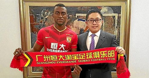 Jackson Martínez, tras firmar por el Guangzhou Evergrande. Jackson Martínez, tras firmar por el Guangzhou Evergrande.