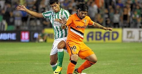 Lance de juego entre Juanfran y Banega en un Betis-Valencia. Lance de juego entre Juanfran y Banega en un Betis-Valencia.