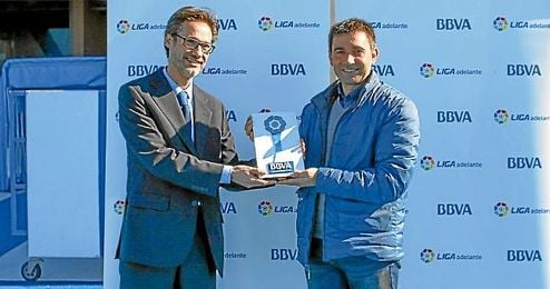Asier Garitano recogiendo el premio al mejor técnico de enero en la Liga Adelante Asier Garitano recogiendo el premio al mejor técnico de enero en la Liga Adelante