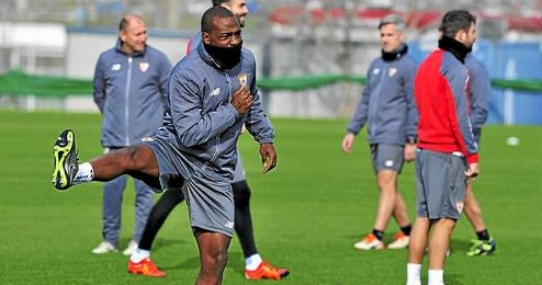 Kakuta, en un entrenamiento del Sevilla; el francés jugará en China. Kakuta, en un entrenamiento del Sevilla; el francés jugará en China.